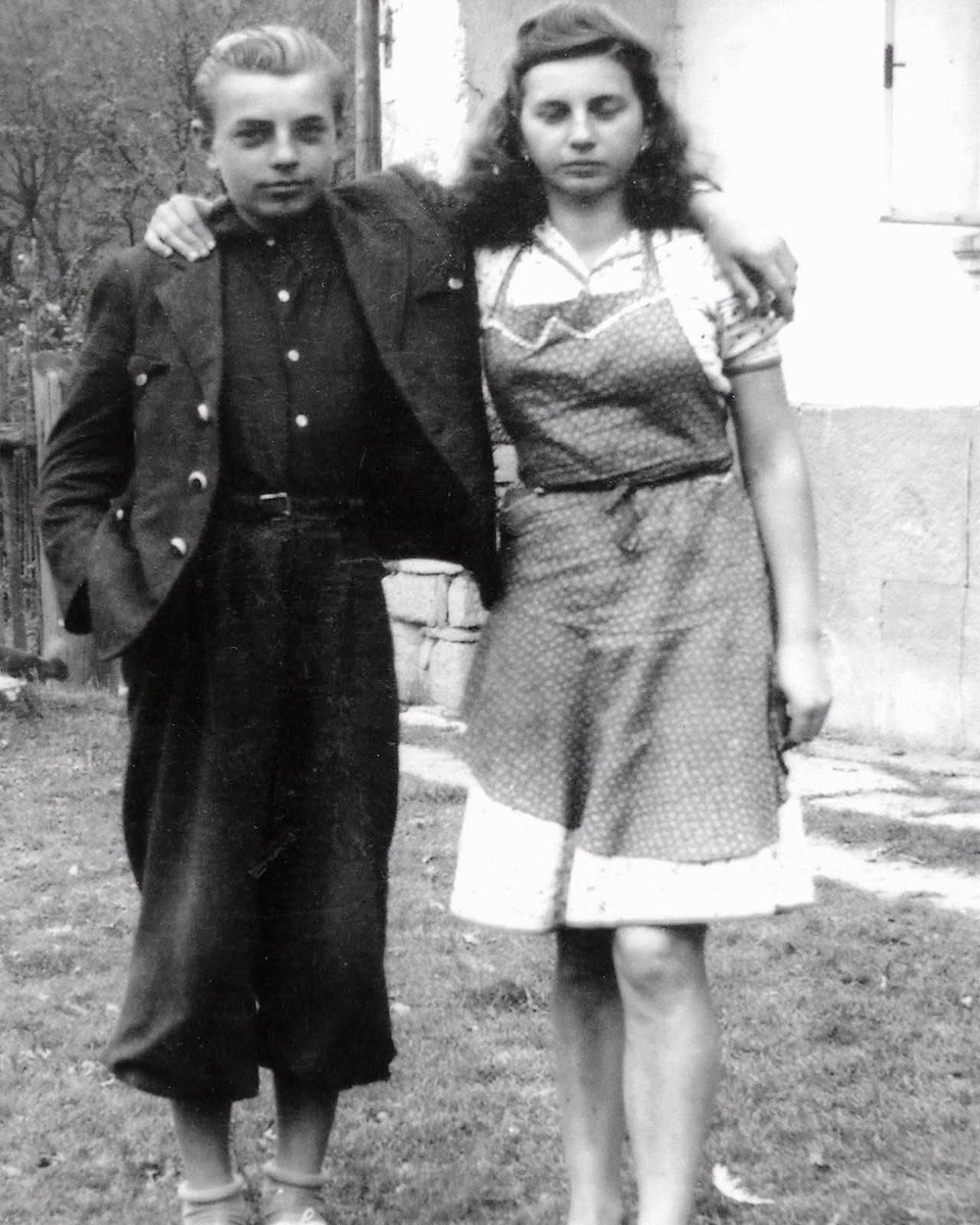 Sikkim76's tweet photo. Neznámí hrdinové 🇨🇿

Oldřich Doleček (*1927 - +1945)

⚔️ Hana Faltusová-Dolečková je  dnes 100letá paní: „Báli jsme se, ale šli jsme do toho, tatínek rozhodl. On nesnesl, že nás okupovali Němci. Byl to velký vlastenec. Všichni čtyři jsme věděli, že je to nebezpečné, že to může špatně dopadnout. I Olda jako kluk věděl, co mu hrozí. Ale nedalo se nic dělat, aby si Němci nemysleli, že jsou Češi zbabělci.“

⚔️ Rodina po obsazení Sudet zabydlela hájovnu v Luhu u Dobré Vody, nedaleko Ústí nad Orlicí.

⚔️ Hájovna na samotě = příhodné místo pro odboj.
Dolečkovi se do odboje zapojili od samého začátku. Synu Oldovi bylo tehdy dvanáct a dceři Hance čtrnáct let.

⚔️ Rodina poskytla zázemí odbojové skupině Obrana národa, spolupracovala také s partyzány a skrývala další lidi pronásledované gestapem.

⚔️ Oldřich Doleček byl ideální spojkou: nenápadný kluk s aktovkou na zádech, který denně chodil z hájenky pět kilometrů do školy a zpět.

⚔️ Po atentátu na Heydricha zesílení aktivit i represí nacistů.

⚔️ Jeden z mnoha zadržených odbojářů při mučení rodinu prozradil.

⚔️ 11. března 1943 vtrhli gestapáci do hájovny v Luhu. Zbili otce i Oldřicha, který přišel později. Počkali si na něj. 

⚔️ Gestapo mělo za to, že z odrostlého dítěte všechno snáz a rychleji vymlátí.

⚔️ To byl ale jen začátek. Mučení pokračovalo dlouhé týdny. Oldu bili býkovci s ocelovými kuličkami a rukavicemi vyztuženými plechovými pláty. Jindy ho zase donutili, aby se díval, jak týrají rodiče. 

⚔️ Přesto nikdo z rodiny nepromluvil a řetěz zatýkaných se u u členů rodiny zastavil.

⚔️ Po třech měsících výslechů nepovolili, je odvezli do Malé pevnosti v Terezíně. 

⚔️ Rozsudky: otec Čeněk Doleček – trest smrti (+ 18. října 1944). Matka Marie Dolečková – šest let káznice. Hana Dolečková (sestra) – čtyři roky káznice.

⚔️ Oldřich Doleček = nezletilý.. Poslán na „převýchovu“ do Policejního tábora pro ochranu mládeže v Moringenu s poznámkou ''Návrat nežádoucí''.

⚔️ Tam otrocká práce jako v koncentračních táborech a pro svůj status terčem lékařských pokusů na lidech.

⚔️ Konce války se proto dočkal ochrnutý a slepý, s částečně poškozeným mozkem. 
Domů do hájovny v Luhu se už nikdy nevrátil.

⚔️ Zemřel v srpnu 1945 v Göttingenu v tamní nemocnici.

⚔️ Rodina se o tom, že žije dozvěděla až krátce před smrtí a nestihla už zorganizovat jeho převoz a už nikdy se s ním nesetkala...

⚔️ Na snímku Oldřich Doleček se sestrou Hanou, která dnes účasti v odboji, která stála rodinu tolik bolesti nelituje. „Ono to tak asi mělo být. Alespoň pro ty, kteří přežili.“

🇨🇿  ✌ ⚔️ ❤️ Čest památce Oldřicha Dolečka! A díky celé rodině