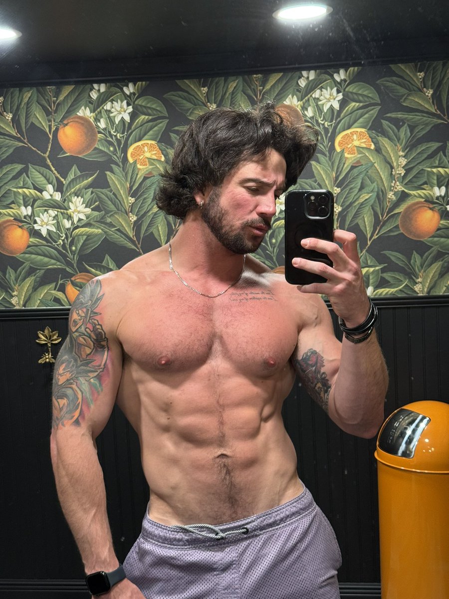 BroteroTV_'s tweet photo. Anyway here’s a picture of me before getting my tattoo https://t.co/Jko6yNtw0a