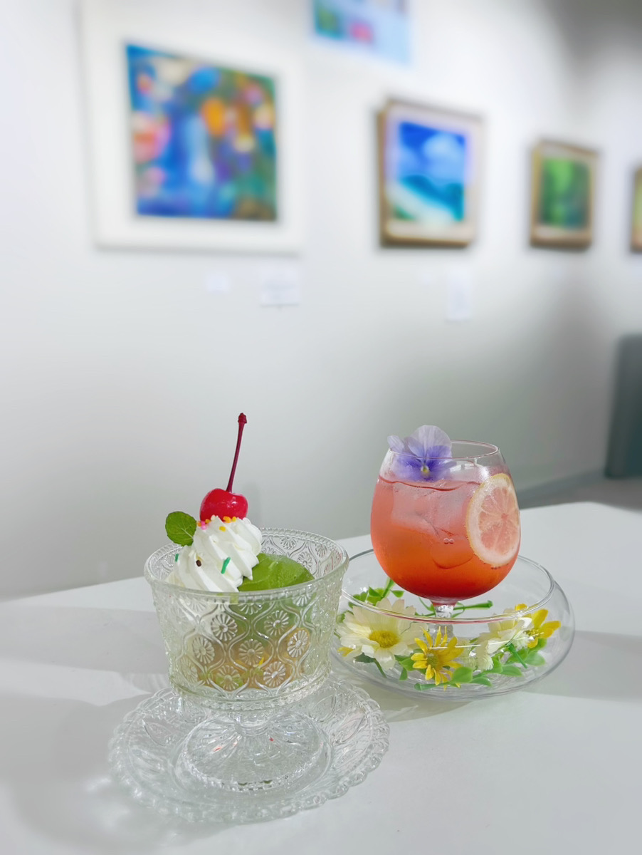 cafeAEL20240307's tweet photo. Art × Eat × Laboratory  
アートに囲まれながら楽しむ、 本日のアイスとストロベリースカッシュ🍓  
五感で味わうカフェ時間を、cafe AELで。🎨☕️ 
 ※画像はイメージです 
#cafeael #京王百貨店 #アートスクエア #新宿カフェ https://t.co/Wr8UAGRomx