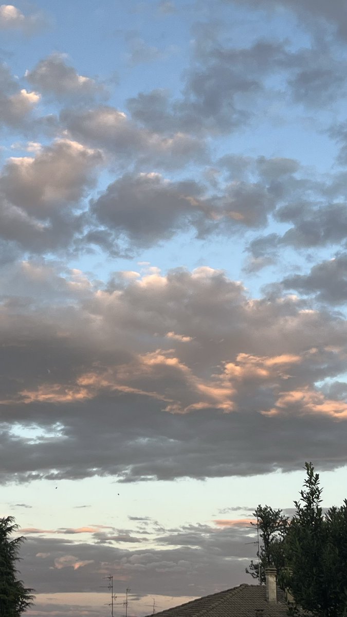 Mina5818's tweet photo. Ieri il temporale ha pulito il cielo. https://t.co/974uEAtZS5