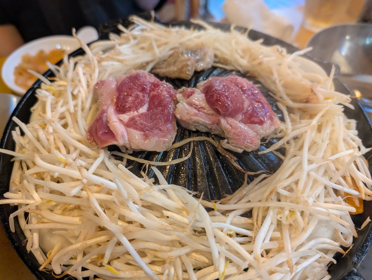 OnShuHALLI's tweet photo. 渋谷並木橋でジンギスカン！うまし。
羊肉はからだを温めます。
馬肉は冷します。
温から並べると、羊・牛・鶏・豚・馬の順番。
薬膳な思想に鹿肉や熊肉がないので、これらは分かりません。 https://t.co/NuKr3EHtNR