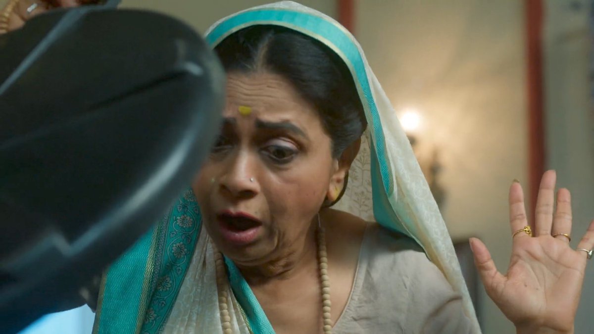 ishu_tales's tweet photo. Lallu hit appu and put her in   the durable plastic tank which are actually for water storage! 😭😭

Lallu teri toh 🗡️🗡️🗡️🗡️🗡️🗡️🗡️😤👿🤬😤 keede parhe tujhe,tera sar fhod jaye, tu jal ke rakh ho jaye..shraap lagega tujhe lallu. 

#TumDenaSaathMera #Aparajita #sritijha https://t.co/x2CxlZg97b