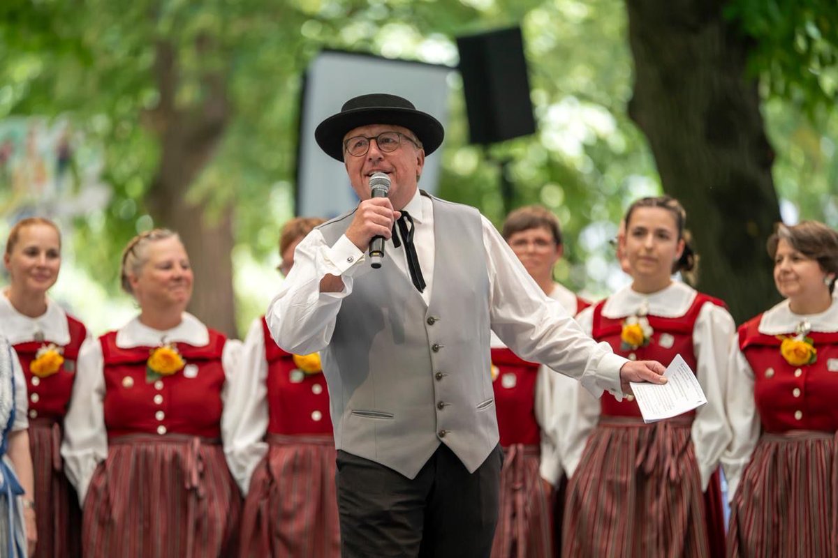 Haefligerrene's tweet photo. Eine riesige Ehre: Ich durfte am eidgenössischen Jodlerfest durch die Eröffnungsfeier und den offiziellen Festakt führen. 🇨🇭
Gemeinsam mit Bundesrätin @elisabeth_baume und vor tausenden Besucher unsere Schweizer Traditionen feiern zu dürfen, war unvergesslich!
#ejf #basel https://t.co/lVJ1IMZEbx