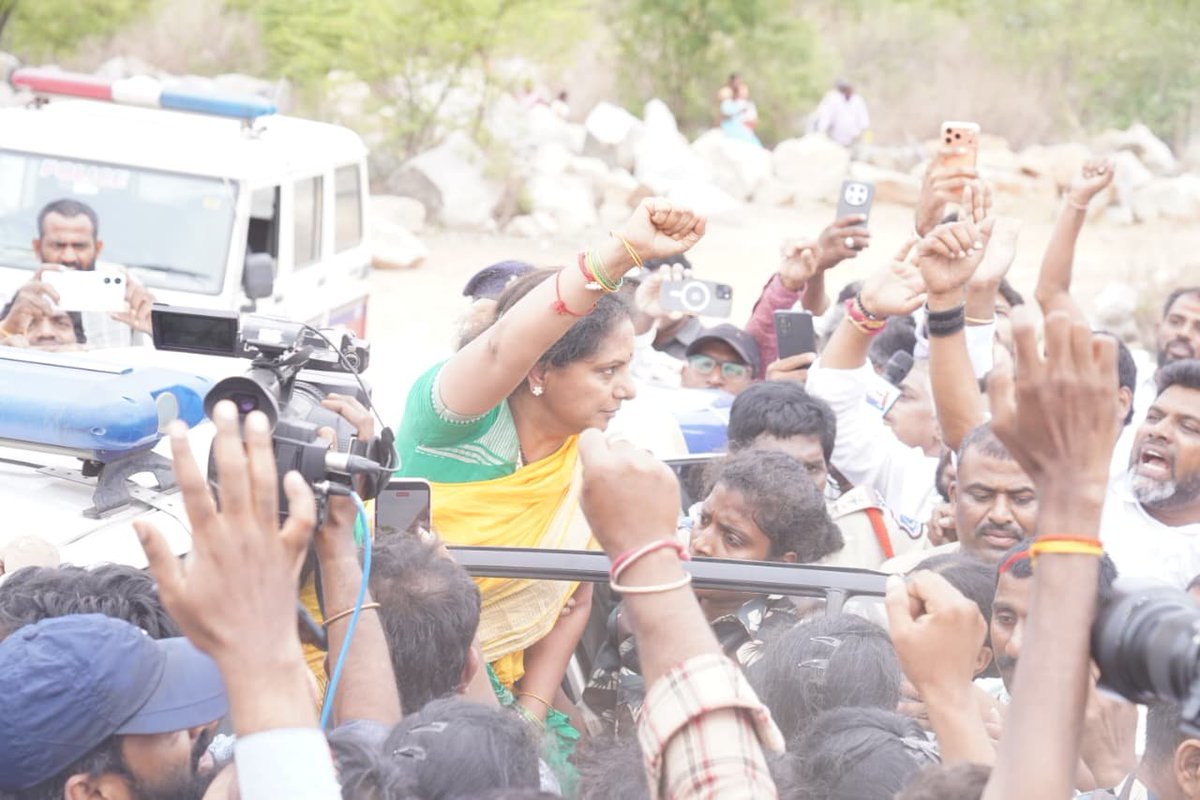 RaoKavitha's tweet photo. ఉద్యమకారులకు ఇచ్చిన హామీలను అమలు చేసే చేతకాక ప్రశ్నించే గొంతులను నొక్కాలని చూస్తున్న కాంగ్రెస్ ప్రభుత్వానికి పతనం తప్పదు. ఉద్యమకారులకు న్యాయం చేస్తామని చెప్పి గద్దెనెక్కిన కాంగ్రెస్ పార్టీకి వారి సమస్యలు ఇప్పుడు కనిపించడం లేదా?

ఇచ్చిన హామీ ప్రకారం ఉద్యమకారులకు 250 గజాల ఇంటి స్థలం ఇచ్చే వరకు మిమ్మల్ని వదిలిపెట్టం. ప్రజాక్షేత్రంలో మీ మోసాలను ఎండగడుతాం. ఉద్యమకారుల హక్కుల సాధన కోసం మా పోరాటం నిరంతరం కొనసాగుతుంది.

జై తెలంగాణ