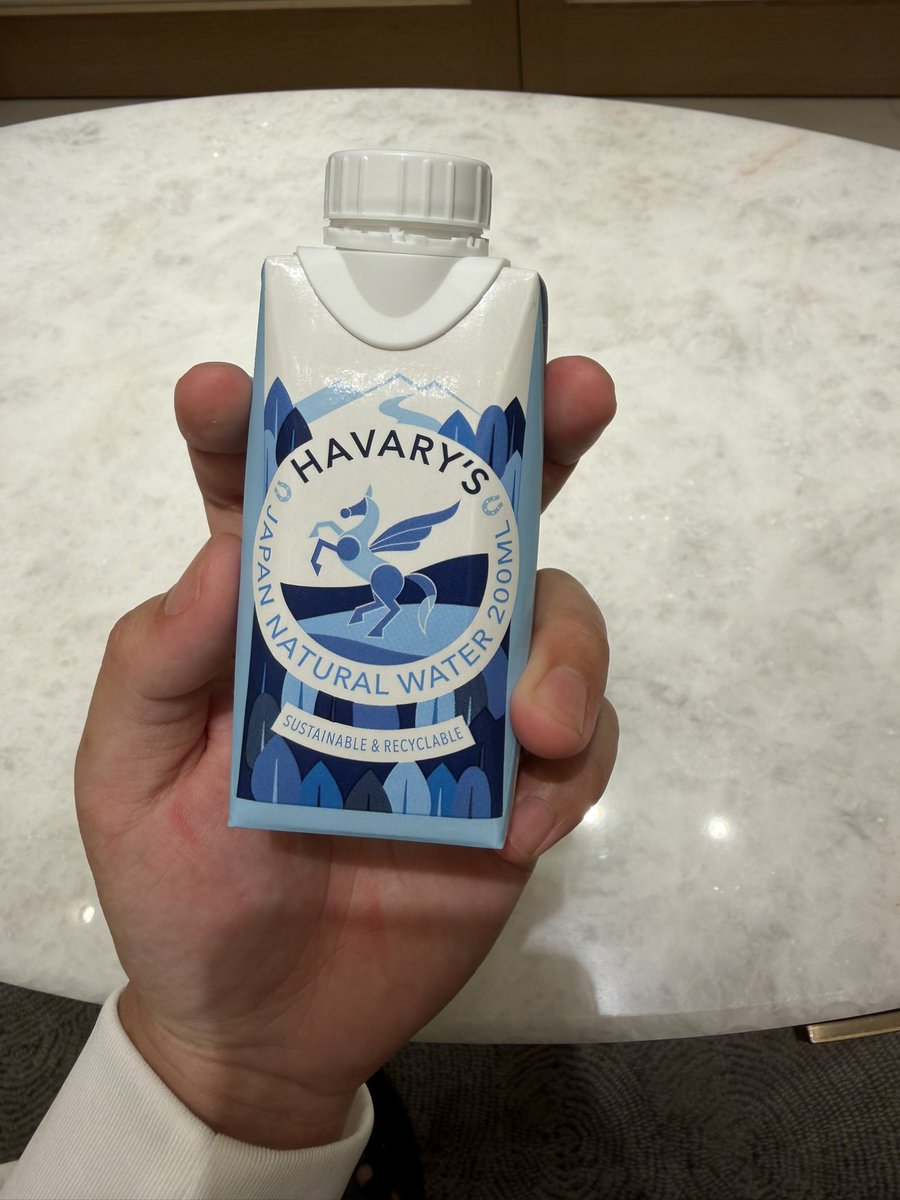 UDONKnokonoko's tweet photo. 紙パックに入ってる水初めて飲んだ https://t.co/yfWNXS91tS