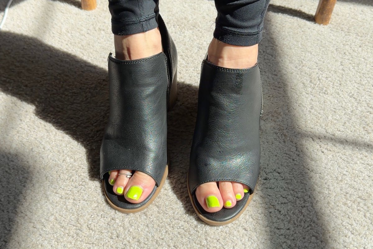 SandraSoftSoles's tweet photo. This! 💕 #pedi #pedicure #feetfetısh #feet #sandrasfeet #toes https://t.co/CiMeOZ3ald