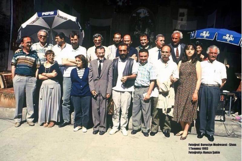 DIskeceli's tweet photo. Otuz üç yıl önce yakılan aydınların “külleri” hâlâ üstümüzde uçuşuyor.

#2TemmuzSivasKatliamı
#UnutMADIMAKlımda #2Temmuz1993 https://t.co/XQsCRreOlV