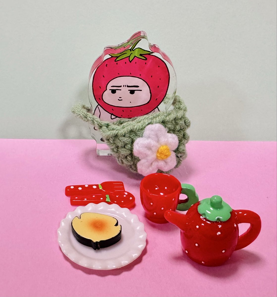 いちごの食器を見つけた🍓🍓 #ズッ友鷹グッズ