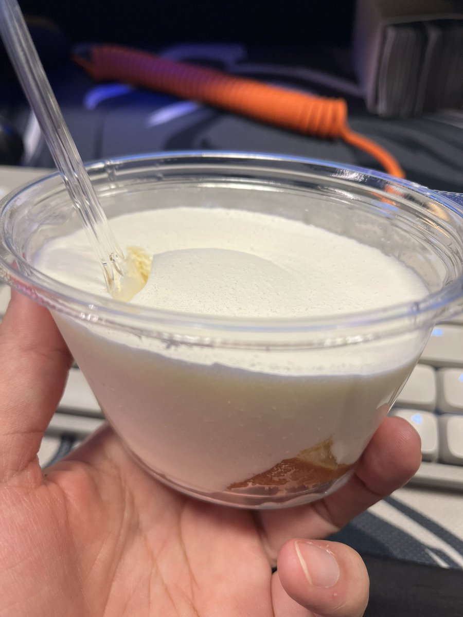 384the_NFET's tweet photo. これは懐かしのカレースナックと、スポンジとの対比が致死量のクリームが入ったデザートです https://t.co/flbOwKFUh1