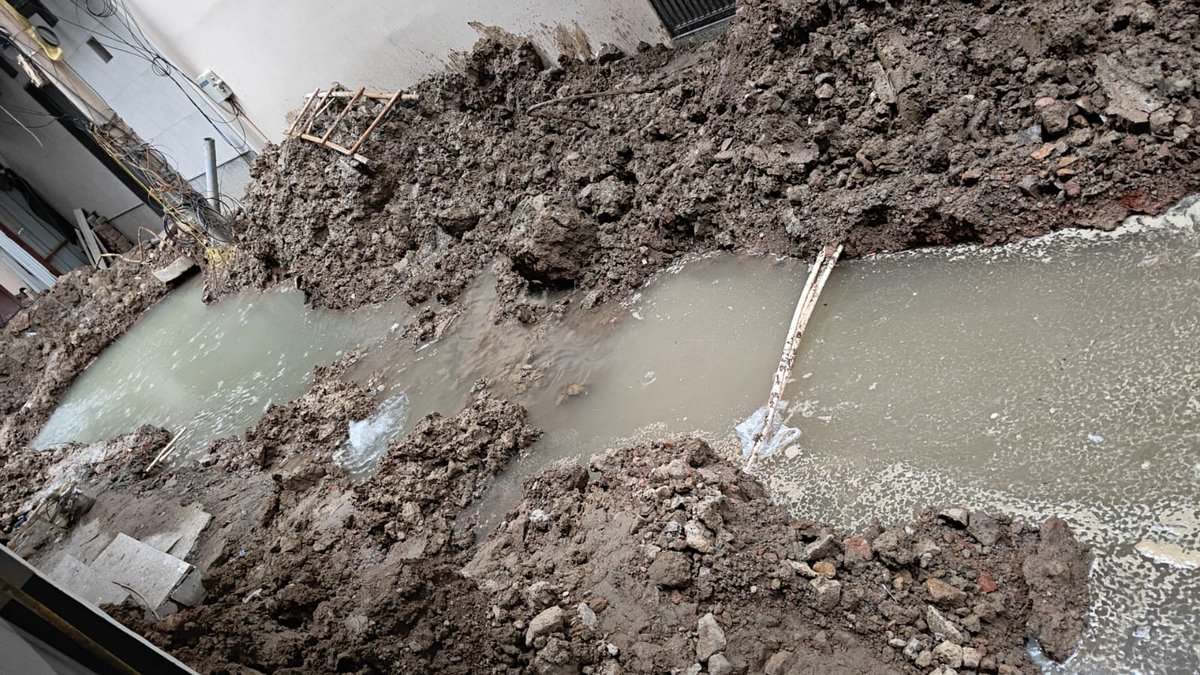 SushDM's tweet photo. @DelhiJalBoard Sewer pipe being laid by DJB abondoned midway. The excavator has broken DJB water pipes to atleast 8-10 houses who are now without water supply since 30th June. No repair work yet started despite repeated complaints. Ashok Vihar, H Block Backlane 72 to 84, Delhi-52 https://t.co/noPb0XrT5u