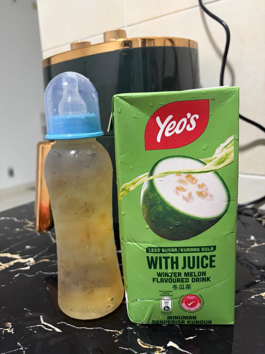 kongsiviralje's tweet photo. Nikmat yang sebenar. Tak semua orang suka minum air ni. Minum kundur ni pun dah gila, minum dalam botol susu lagi double gila.

Kredit : owhnurul._ https://t.co/TE7G8LAOXj