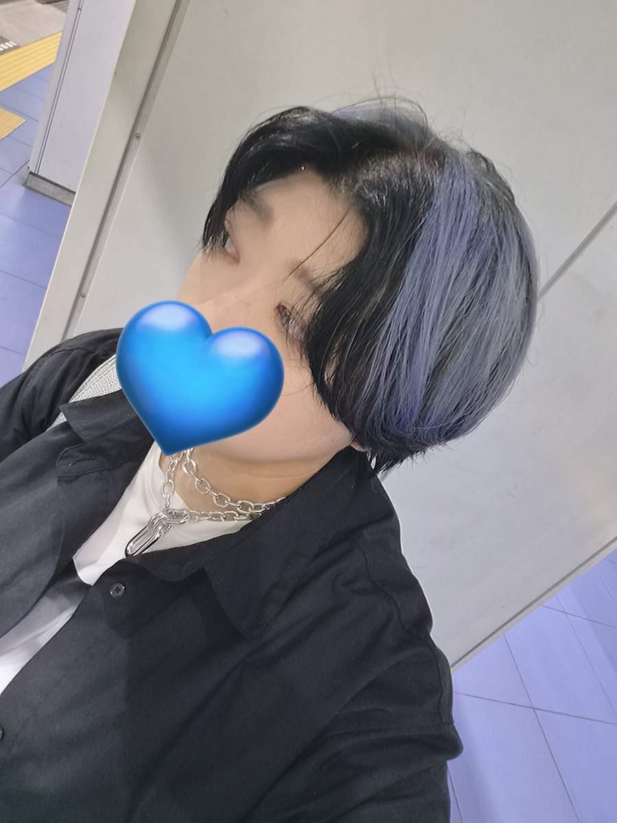 zero_blue_moon's tweet photo. 青髪になりました。
月末、皆様にお会いする時にはシルバーに色落ちしている事でしょう(笑) https://t.co/i2afllg3rt