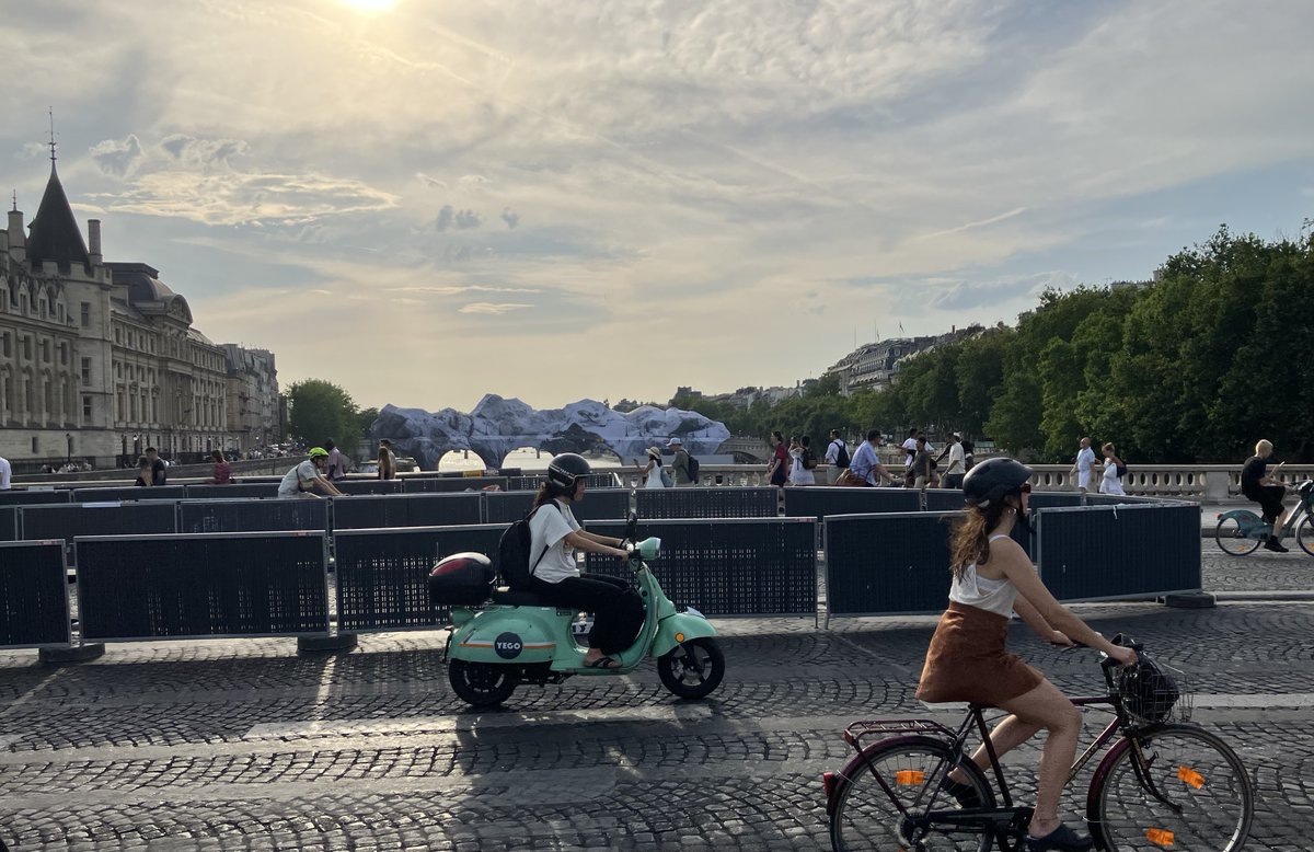 JCQDSE's tweet photo. Re-re-re-travaux sur le pont au Change. La piste cyclable est neutralisée. Et donc ? 

La mairie a choisi de... fermer la voie de bus (sens nord-sud). Pour que les vélos n'aient pas à faire un détour, les bus sont déroutés, vers la rue de la Cité qui est saturée. D'où des perturbations en cascade, qui affectent des dizaines de milliers d'usagers, de porte d'Orléans jusqu'à porte de La Chapelle. 

C'est systématique, sous le règne de cette "gauche" : le vélo-solisme d'une minorité bien portante est prioritaire, le collectif passe après.