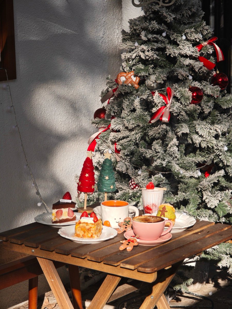 alastairstewan's tweet photo. Tuck into warm, spiced gingerbread with a mug of hot cocoa this Christmas Eve – cozy vibes that hit different! https://t.co/zWpLfM61fk