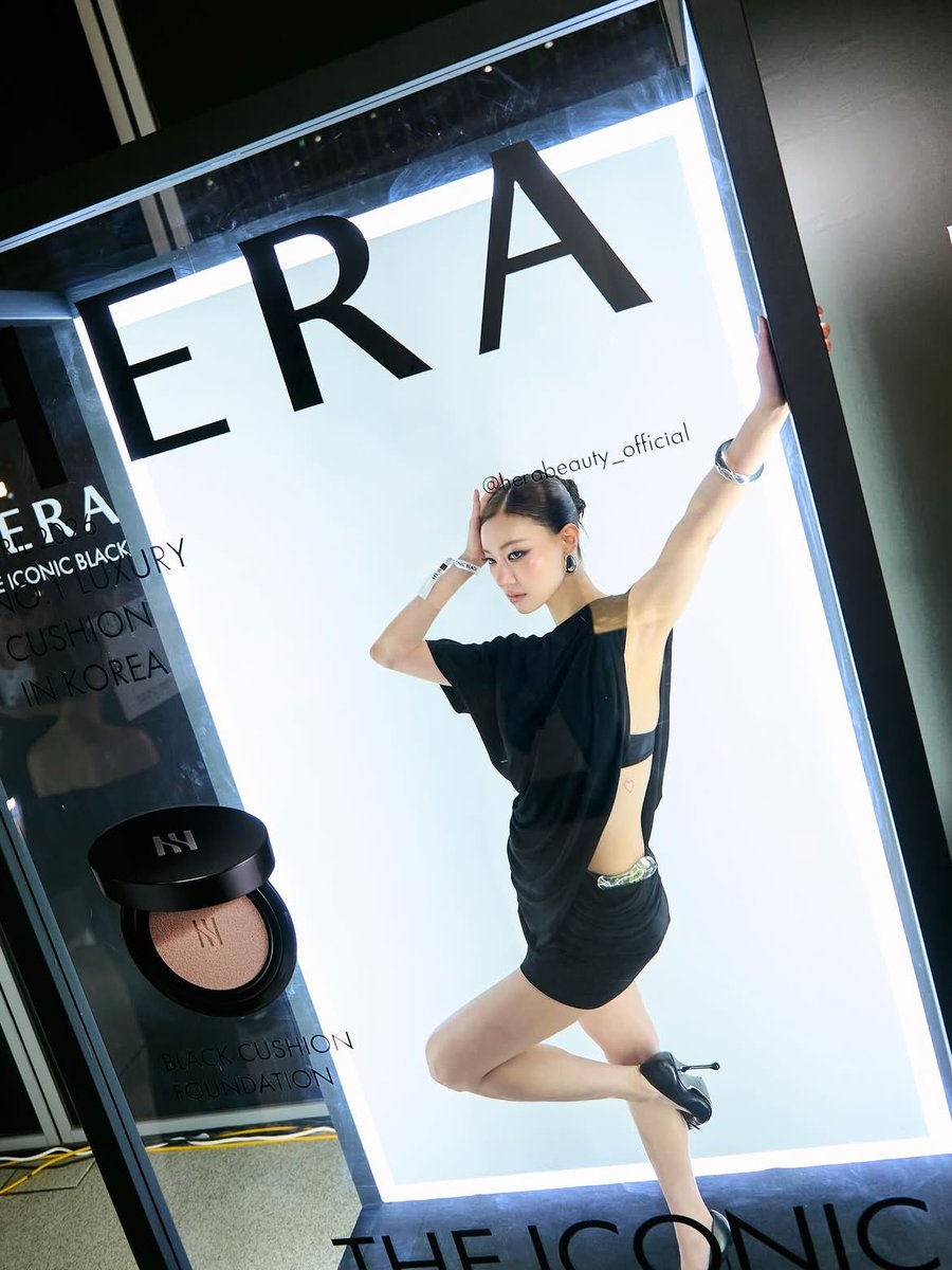 chvvpterism's tweet photo. ถือเป็นเกียรติอย่างยิ่งที่ได้ร่วมงานกับ HERA BEAUTY 🖤🖤
@house0fgmm 

#GMMLABELSXHERABEAUTY
#JINGJINGXHERABEAUTY https://t.co/AmlYS9FgvI