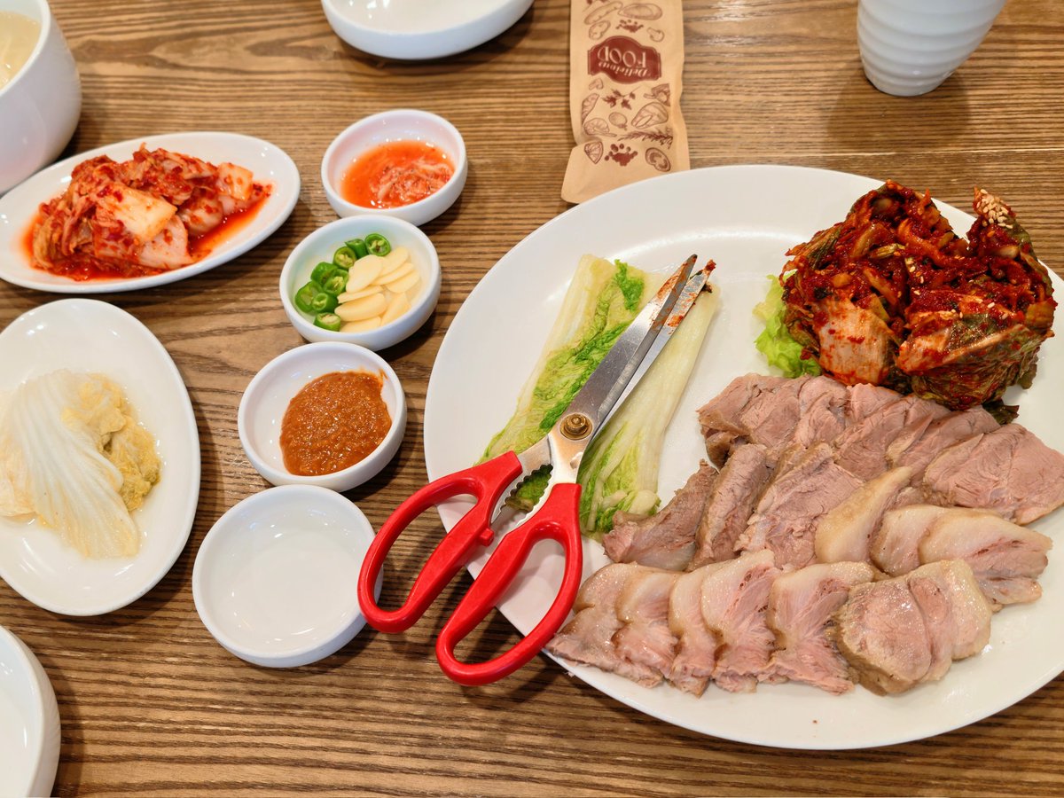 oxoxENAxoxo's tweet photo. 韓国初食事

ポッサムという肉料理です
めちゃくちゃ柔らかいボイルした豚肉です　茹でた白菜に自家製キムチや薬味をつけた豚肉巻いて食べます
おいしーですよー♪ https://t.co/kYwrqDxwkS