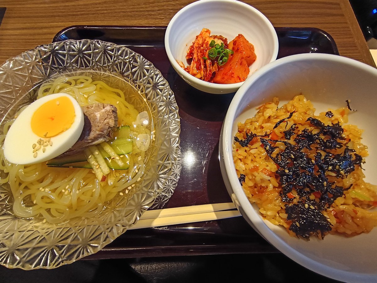 OKawauna's tweet photo. まかないー！  冷麺とまぜごはん。Ψ( 'ω'* )
雨☔降ってて落ち着いてますね、今日は早上がり出来たらいいなぁ(っ ॑꒳ ॑c) https://t.co/gAlBzF37hp