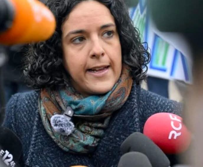 PNerval's tweet photo. Billet d'humeur sarcastique et en colère
Par Pierre Nerval
Les saints de la vertu et les voyageurs de première classe

Il existe une catégorie de responsables politiques qui ne cherchent pas tant à convaincre qu'à donner des leçons. Ils ne proposent pas un projet : ils distribuent des certificats de vertu.
Pour eux, le peuple doit consommer moins, voyager moins, posséder moins, renoncer davantage. La sobriété est une obligation... pour les autres.
Et puis un jour, la réalité débarque sans prévenir.
On découvre, avec Manon Aubry, qu'un week-end en voilier n'est plus un luxe, mais une profonde réflexion philosophique sur les difficultés des Français.
Qu'un billet d'avion en Première Classe n'est pas un privilège, mais une nécessité révolutionnaire. Après tout, il est sûrement plus facile de dénoncer les inégalités avec un siège inclinable, une coupe de champagne et un repas gastronomique.
Quant au chauffeur, il mérite naturellement tout le respect dû aux travailleurs... à condition qu'il reste parfaitement invisible et silencieux.
Voilà toute la faiblesse de la politique de l'affichage moral.
...
Lorsque toute votre carrière repose sur l'idée que vous êtes plus vertueux que les autres, le moindre écart devient un séisme. Ce n'est pas l'imperfection qui choque. Personne n'attend d'un élu qu'il vive comme un moine.
Ce qui irrite profondément, c'est l'écart entre le discours et les actes.
Les Français pardonnent facilement quelqu'un qui assume ses choix.
Ils pardonnent beaucoup moins celui qui exige des sacrifices qu'il refuse lui-même de consentir.
Et lorsqu'en plus viennent des explications maladroites, des démentis fragiles ou des justifications sur des faits que chacun peut vérifier en quelques secondes, le mal est fait.
Le mensonge sur un détail est souvent plus destructeur que le détail lui-même.
La crédibilité est comme du cristal : elle ne se fissure qu'une seule fois.
...
Cette affaire rappelle une règle aussi vieille que la politique elle-même :
Ne construisez jamais votre réputation sur votre prétendue supériorité morale. Construisez-la sur ce que vous accomplissez réellement.
La vertu proclamée est une façade.
La cohérence, elle, ne se décrète pas.
Elle se démontre.
Et c'est précisément ce qui distingue les responsables politiques crédibles des donneurs de leçons professionnels.
...
Car au fond, les Français ne demandent pas des saints.

Ils demandent simplement des élus qui appliquent à eux-mêmes les principes qu'ils imposent aux autres.

Pierre Nerval