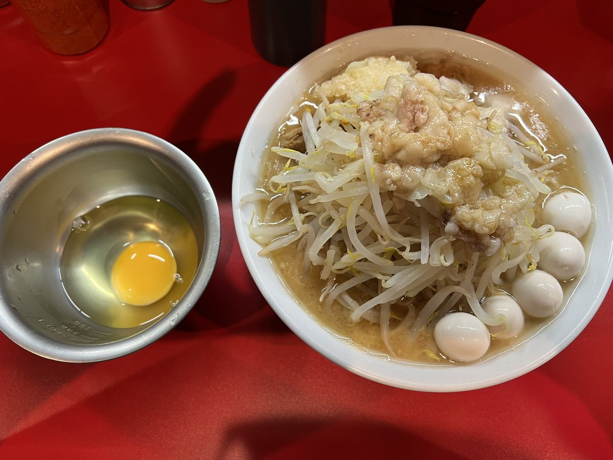 okms100's tweet photo. ラーメン　ヨシトミ
小ラーメン　
うずら　生卵

年1の予定を済ませて友達と訪問
しっかり乳化したスープは口当たりもまろやかでうまい
合わせる麺ももちもち　
麺も300gなのにキツくなることなく最後まで美味しく味わえる一杯
初めて行った友達も大満足でした https://t.co/jYK1RWyazG