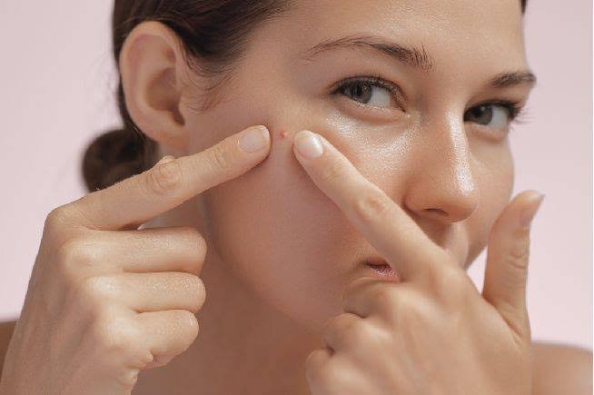 Sainte_Hermine5's tweet photo. Vous en avez assez de voir ces boutons gâcher vos matins ?

Tout commence quand la peau produit trop de sébum, notre huile naturelle. Il se mélange aux peaux mortes, bouche les pores, et l'inflammation s'installe.

Pas de panique. Nos grands-mères avaient leur secret.🧵 https://t.co/nzFQmuPbdO