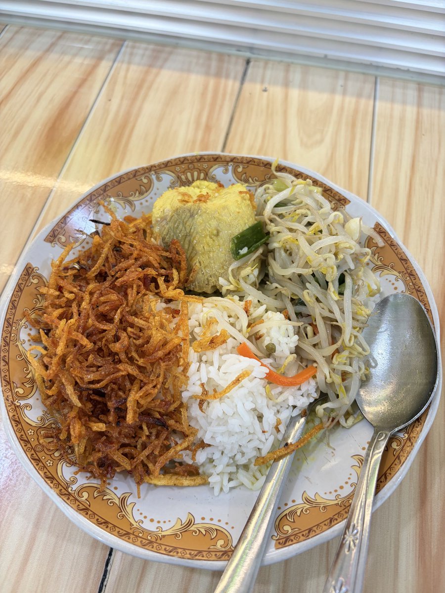 nocturnalcutie's tweet photo. ini pernah jadi topik pembicaraan ku sm temen-temen pas nongkrong, berapa pengeluaran ku sebulan wkwk pas aku bilang ga sampe 2 digit mereka kaget soalnya di mata mereka ak keliatan hedon🤣

buat ku pribadi, once again pribadi. 8 jt cukup bgt bahkan sering lebih buat hidup nyaman di bintaro (ga tf ortu, ga commute daily tp bawa mobil)

-kost+parkir mobil ku masih under 3jt
-makan mostly warteg, soto, pecel (walaupun jarang di post wkwk), sesekali masak, di kulkas selalu stock buah, yogurt & protein telur/ayam/daging fillet (1,5-2,5 jutaan)
-nyuci+setrika sendiri (laundry kadang aja kl ada cucian gede/banyak baju yg ribet nyucinya)
-gym sekitar 260an/bulan
-paket data+subs icloud dll 250an sebulan
- ngopi sekitar 5x/week tp cuma boleh di atas 40k 1-2x, daily paling 20an
-makan di mall/kulineran 1x seminggu
-bensin+tol+cash parkir around 700-1jt tergantung mobilitas, lately aku lg suka sepedaan wkwk ini ngurangin cost parkir banyak bgt

skincare aku pake dr endorse/partnership, kalau beli pun biasanya aku cari sampe best deal wkwk buat baju aku jarang bgt beli, mostly cari diskonan (lagi wkwk) atau pre🤍/thrift.