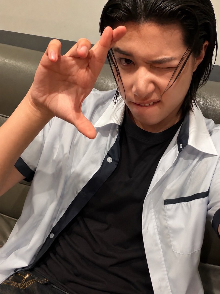 9863FF's tweet photo. 이분 심각한 윙크 중독이십니다 https://t.co/0u7JpTjEo6