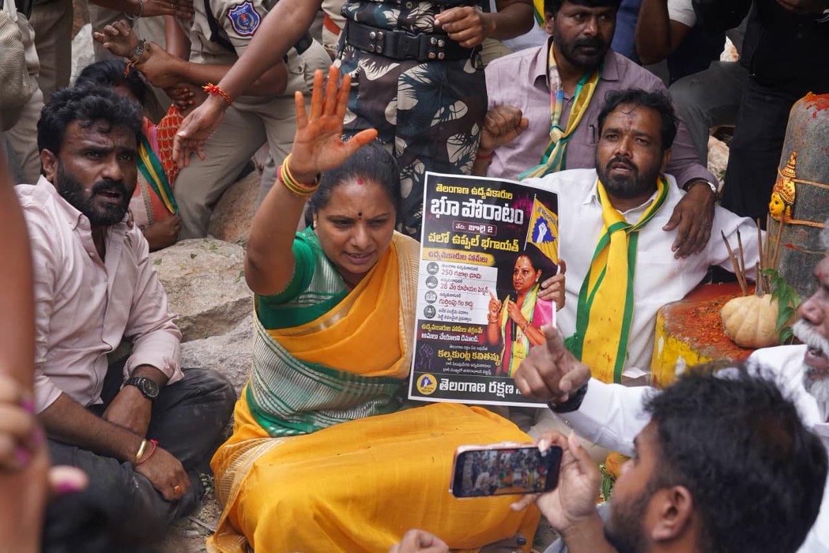 RaoKavitha's tweet photo. ఉద్యమకారులకు ఇచ్చిన హామీలను అమలు చేసే చేతకాక ప్రశ్నించే గొంతులను నొక్కాలని చూస్తున్న కాంగ్రెస్ ప్రభుత్వానికి పతనం తప్పదు. ఉద్యమకారులకు న్యాయం చేస్తామని చెప్పి గద్దెనెక్కిన కాంగ్రెస్ పార్టీకి వారి సమస్యలు ఇప్పుడు కనిపించడం లేదా?

ఇచ్చిన హామీ ప్రకారం ఉద్యమకారులకు 250 గజాల ఇంటి స్థలం ఇచ్చే వరకు మిమ్మల్ని వదిలిపెట్టం. ప్రజాక్షేత్రంలో మీ మోసాలను ఎండగడుతాం. ఉద్యమకారుల హక్కుల సాధన కోసం మా పోరాటం నిరంతరం కొనసాగుతుంది.

జై తెలంగాణ