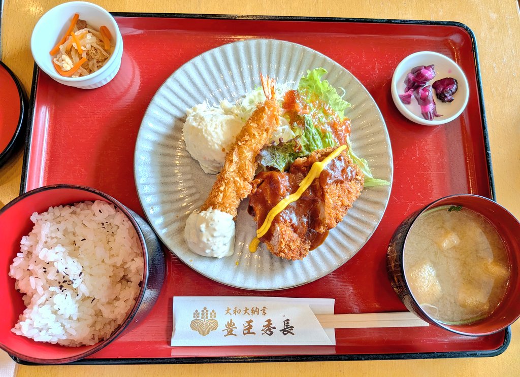 zensanasama's tweet photo. 城下前でランチしてきた☺️
連日ご馳走になりまして🥺
おばあちゃんと腕組んでゆっくり本を見回った〜📕✨父方の祖父は認知が酷くなって施設に入ってしまったけど、祖父も祖母も快く平穏に長生きして欲しいな〜 https://t.co/QTVBeUKkyf