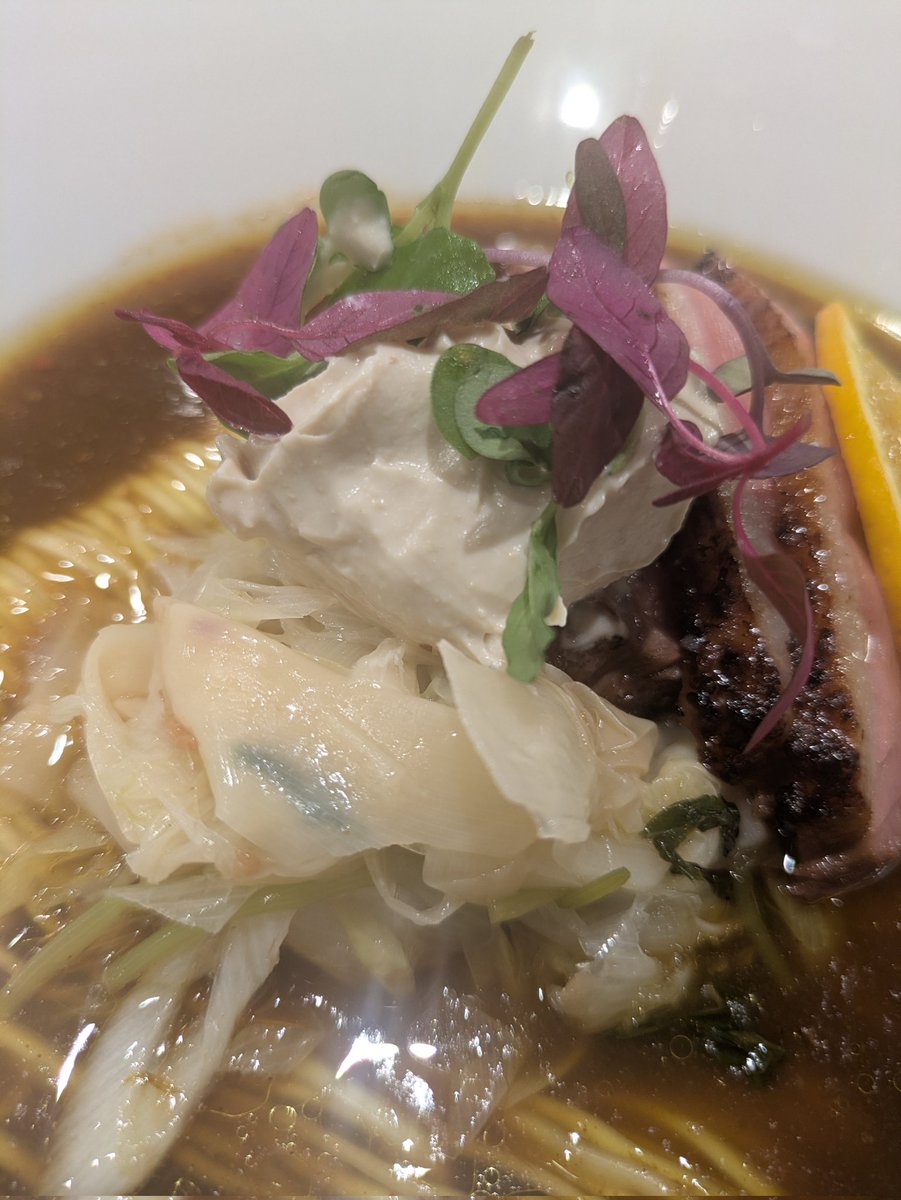 menriusandayo's tweet photo. 八咫烏@水道橋
マグレドカナールの鴨カレー南蛮ラーメン
7月の限定は烏必殺の鴨とカレーを悪魔合体させた逸品からスタート
和風カレーうどんをイメージしたという優しさ溢れる出汁にフォアグラ白和えソースを合わせるというセンス、喉越しの良い細麺に鴨肉の完成度、野菜のあしらいまで隙のない一杯→ https://t.co/qO1Vzp0RBs
