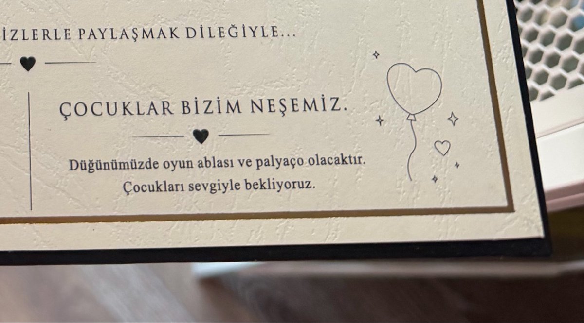 azadeon's tweet photo. Düğünümüzde çocukları özellikle istemiştik. Memur olan var, ailesi uzakta veya hasta olan var. Çocuklar da dostlarımızın bir parçası. Onlar için özel bir alan ayırıp palyaço ve oyun ablası ayarlamıştık. Davetiyeyi gören herkes çok sevinmişti. 🤍 https://t.co/rEwFq0LQOa