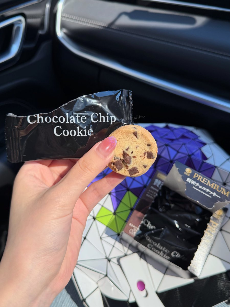 012_shiro's tweet photo. ファミマに売ってたこれ、コンビニ界で一番美味しいクッキーかもしれない
チョコチップクッキー大好き民は絶対に食べてほしい https://t.co/M3e9b6frsY