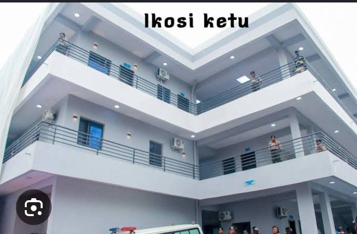 AlliOlabisi5's tweet photo. PHC in Aniocha North LGA vs PHC in Ikosi-Ketu LCDA, Lagos. 

This begs the very same question I have been asking, and in the same breath, the answer I have been encouraging for so long. When exactly are we going to start holding our governors and LGA Chairpersons accountable, ask them questions about how they are spending our commonwealth, what are your representatives doing with all the huge monies they receive as Constituency Allowance, what are they doing?

It is not FG's duty to ask how Governors and LGA Chairpersons are spending their allocations, it is YOUR job. Everybody is fixated on Lagos, Ogun State and Tinubu, but neglect the atrocious things committed by the elected officials in their states.

How does one explain this hospital in 2026?