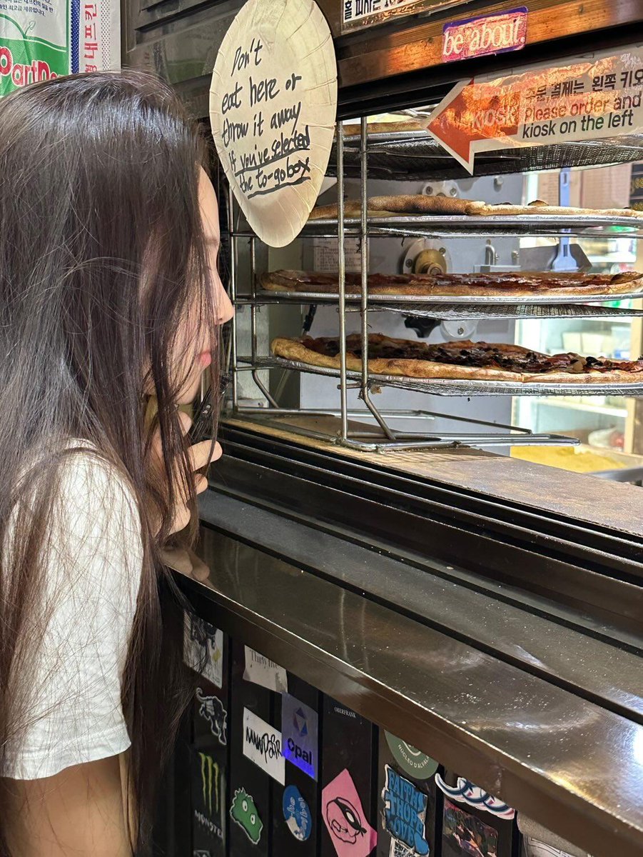 MOK_1020's tweet photo. 나 이 날 퇴근하면서 메시지 보고... 집 도착햇는데 피자전단지가 떡.하니 붙어있어서 깜놀함 https://t.co/PTxaR0mVxg