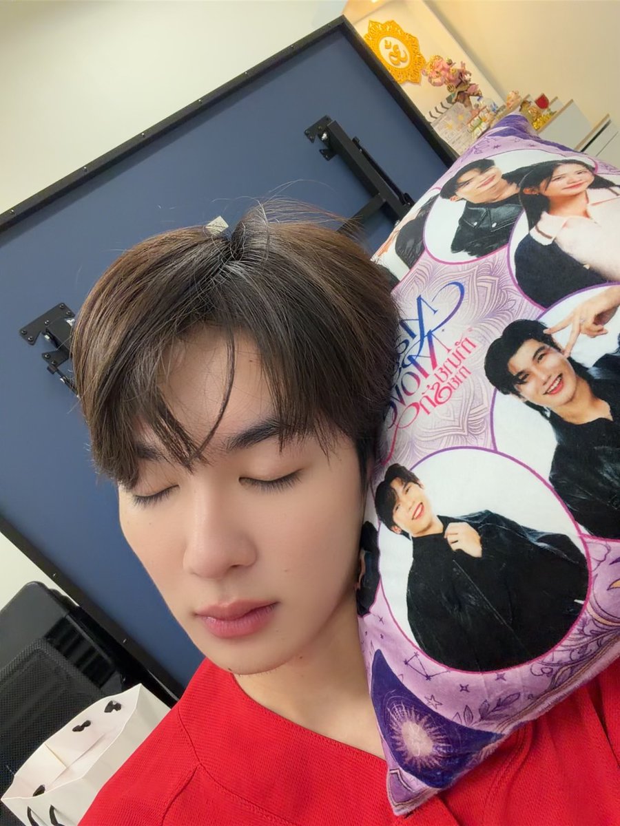 MoonlightGlowTH's tweet photo. สะสมไอเทมสุดพิเศษจาก Magic Move ทำนายทายรัก ได้แล้ววันนี้ 💫
กอดอุ่นหนุนสบายไปกับ 8 นักแสดง "MagicMove ทำนายทายรัก"
หมอนอิงพรีเมียม สัมผัสนุ่มฟู ให้คุณนอนหลับฝันดีมีแต่ภาพคนโปรด!
💖 สั่งซื้อได้ที่ https://t.co/9g8YeQZaKK
#MagicMoveทำนายทายรัก #MagicMoveOfficialMerchandise https://t.co/01KkRmjL6W