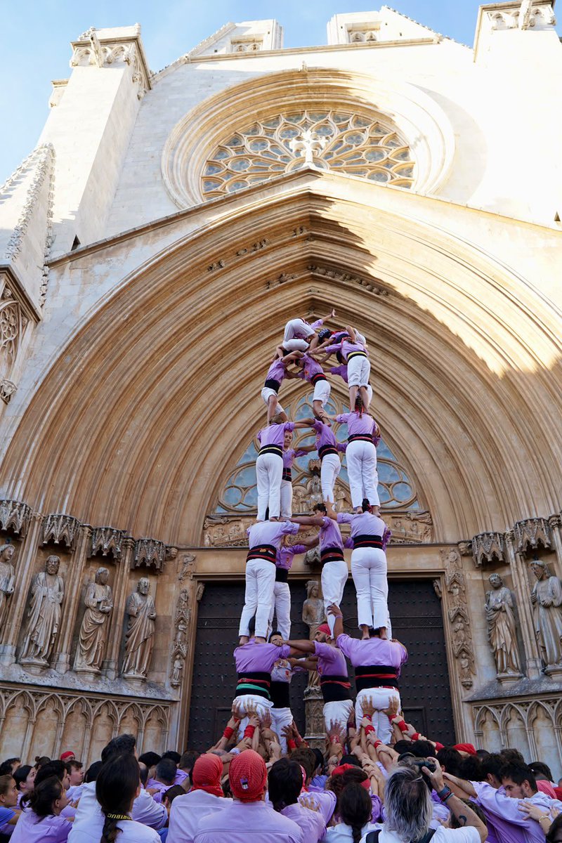 JoveDeTarragona's tweet photo. Ahir vam actuar al Tarragona Ciutat de Castells. Vam entrar al Pla de la Seu amb el pilar caminant i hi vam descarregar el 5d7, el 4d7a, el 7d7 i el 4d8. Vam tancar la diada carregant el pd6 i completant un vano de cinc.

#FemElPas #castells https://t.co/t2RQCWuHmA