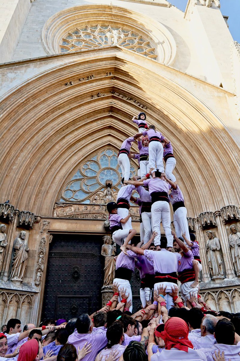 JoveDeTarragona's tweet photo. Ahir vam actuar al Tarragona Ciutat de Castells. Vam entrar al Pla de la Seu amb el pilar caminant i hi vam descarregar el 5d7, el 4d7a, el 7d7 i el 4d8. Vam tancar la diada carregant el pd6 i completant un vano de cinc.

#FemElPas #castells https://t.co/t2RQCWuHmA