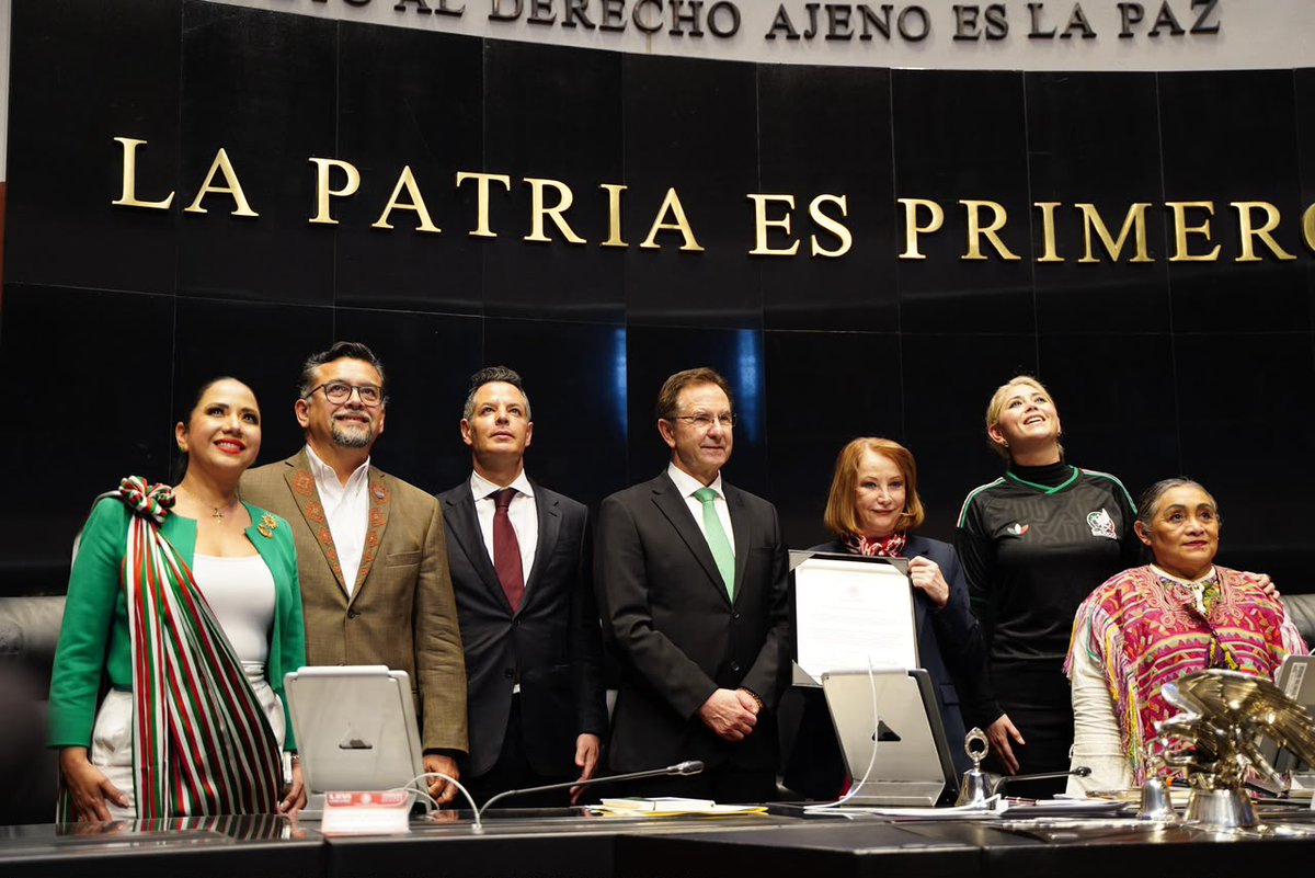 SRE_mx's tweet photo. 📸 La Comisión Permanente del Congreso de la Unión ratificó este miércoles el nombramiento realizado por la presidenta Claudia Sheinbaum (@Claudiashein) a favor de Esteban Moctezuma (@emoctezumab) como embajador de México en Bélgica y ante la Unión Europea, concurrente en Luxemburgo.

Entre sus prioridades estratégicas de trabajo al frente de la @EmbMexBelgicaUE, destaca el tender puentes con la Unión Europea para aumentar el intercambio comercial y atraer mayores inversiones para el beneficio de nuestros pueblos.

🇲🇽🤝🇧🇪🇱🇺🇪🇺