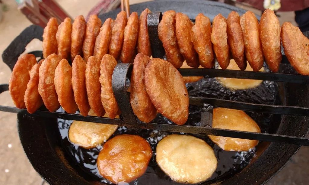 GilbertVanord's tweet photo. Craving late-night street vibes Bite into this crispy golden fried rice cake stuffed with sweet red bean paste—warm, chewy, and totally street food perfection! https://t.co/4dsEdogJjR