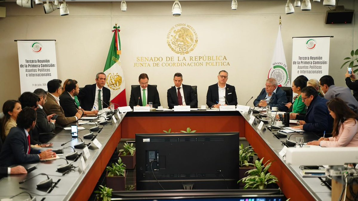 SRE_mx's tweet photo. 📸 La Comisión Permanente del Congreso de la Unión ratificó este miércoles el nombramiento realizado por la presidenta Claudia Sheinbaum (@Claudiashein) a favor de Esteban Moctezuma (@emoctezumab) como embajador de México en Bélgica y ante la Unión Europea, concurrente en Luxemburgo.

Entre sus prioridades estratégicas de trabajo al frente de la @EmbMexBelgicaUE, destaca el tender puentes con la Unión Europea para aumentar el intercambio comercial y atraer mayores inversiones para el beneficio de nuestros pueblos.

🇲🇽🤝🇧🇪🇱🇺🇪🇺