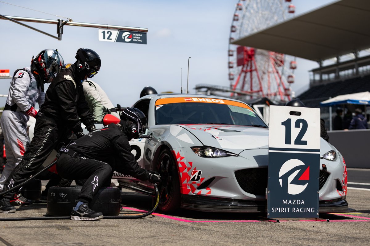 MAZDA_SPIRIT_R's tweet photo. ◇ 【頭文字Dとのコラボも！】マツダファンフェスタ コンテンツ情報公開◇

10月3日（土）～4日（日）開催のMAZDA FAN FESTA 2026 at FUJI SPEEDWAYのコンテンツ情報を公開しました。✨
史上初となる2台のMAZDA 787Bによる同時走行に加え、
レースやクルマが好きな方にお楽しみいただける様々なコンテンツをご用意しています。
 
本日は、その中からおすすめコンテンツをご紹介します📣

◆『頭文字D』特別原画・車両展示🚗
しげの秀一氏が描く躍動感あふれる原画や、作中仕様を再現した車両を展示。
最新作『昴と彗星』の複製原画もご覧ください。
 
◆ロータリーエンジン分解実演ショー🍙
RX-7オーナーでもあるエンジニアが、ロータリーエンジンの構造や動きを解説します。
 
◆スーパー耐久レースカー整備体験🔧
実際のレースカーや工具を使用し、レースメカニックの仕事を体験。
整備後はレースカーとの記念撮影もお楽しみください。

他にも様々なコンテンツを公開中👇
https://t.co/XkBdO6UNpZ
 
気になるコンテンツがあれば、引用リポストやコメントで教えてください✨
 
#マツダファンフェスタ