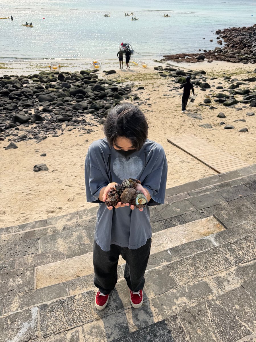 lunehoon's tweet photo. 😇 woah jeonghan-ah, why do you always wear the same tee?!
eh?! aah, pretty?!
no butㅡㅡ really why are you always wearing the same tee, i said

idk!! the timing of taking pictures was like that, what should i do!!!!!!
i’m embarrassed uploading it too!!

😭 jeonghan !! https://t.co/hrns6YXWo5