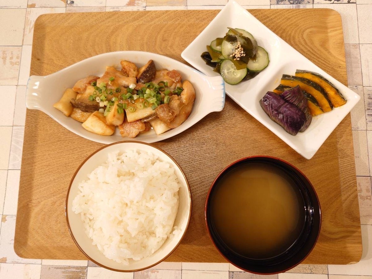 kunsei_kunkun's tweet photo. 【7月1日（水）〜4日（土）のおばんざい定食】

今週のメインは、豚肉とエリンギの味噌炒め。

やわらかな豚肉と、歯ごたえのよいエリンギを、コクのある味噌だれで香ばしく炒めました。
白いご飯がどんどん進む、しっかり味のおかずです♪

小鉢は、
茄子とカボチャの揚げ浸し
わかめと胡瓜の酢の物

だしをたっぷり含んだ茄子と、ほっくり甘いカボチャ。
さっぱりとした酢の物を添えて、暑い日にも食べやすい定食に仕上げました！

しっかり食べたいけれど、野菜もきちんと摂りたい日に。
今週も、ほっとするおばんざい定食をご用意してお待ちしております♪

#燻薫 #kunkun #東小金井 #燻製 #定食
https://t.co/gTzVmNGu3r