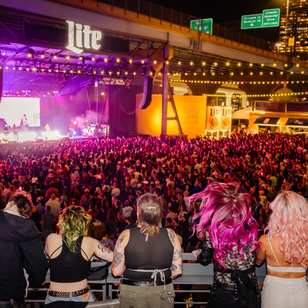Summerfest's tweet photo. Spend your 4th on the Level Up Deck presented by @culvers at the @MillerLite Oasis Stage with @KerryKingmusic🎆

Secure your tickets: https://t.co/JIk2LAd7t6

📸Brigette Burgman https://t.co/W5SzKOHAZx