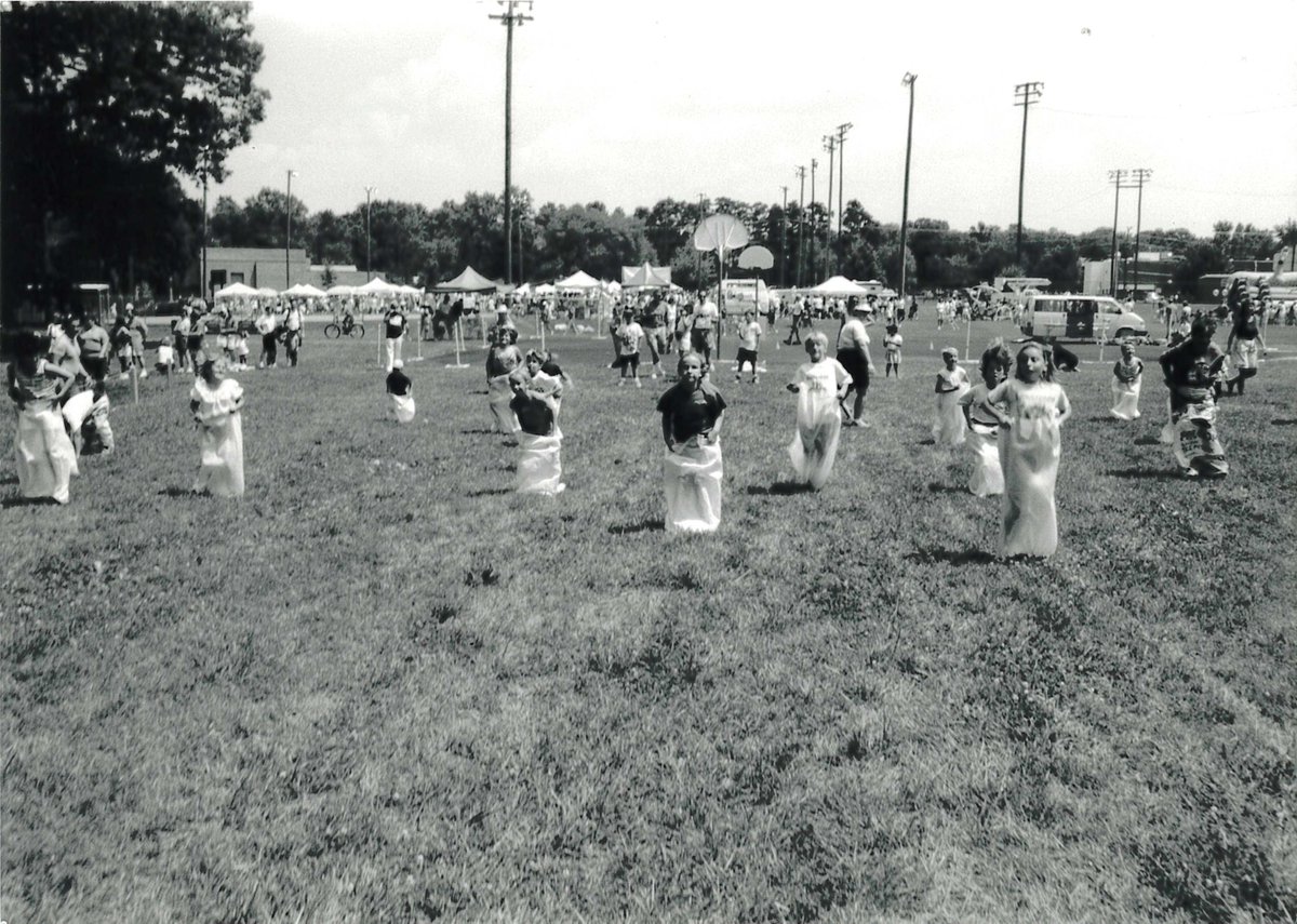 TownofViennaVA's tweet photo. In honor of tomorrow’s Independence Day celebration, we’re looking back at Fourth of July festivities from years past. Check out these scenes from 1977! An estimated 12,000 people came out to celebrate America’s 201st birthday in Vienna 49 years ago. #WayBackWednesday https://t.co/2c5rasQHAl