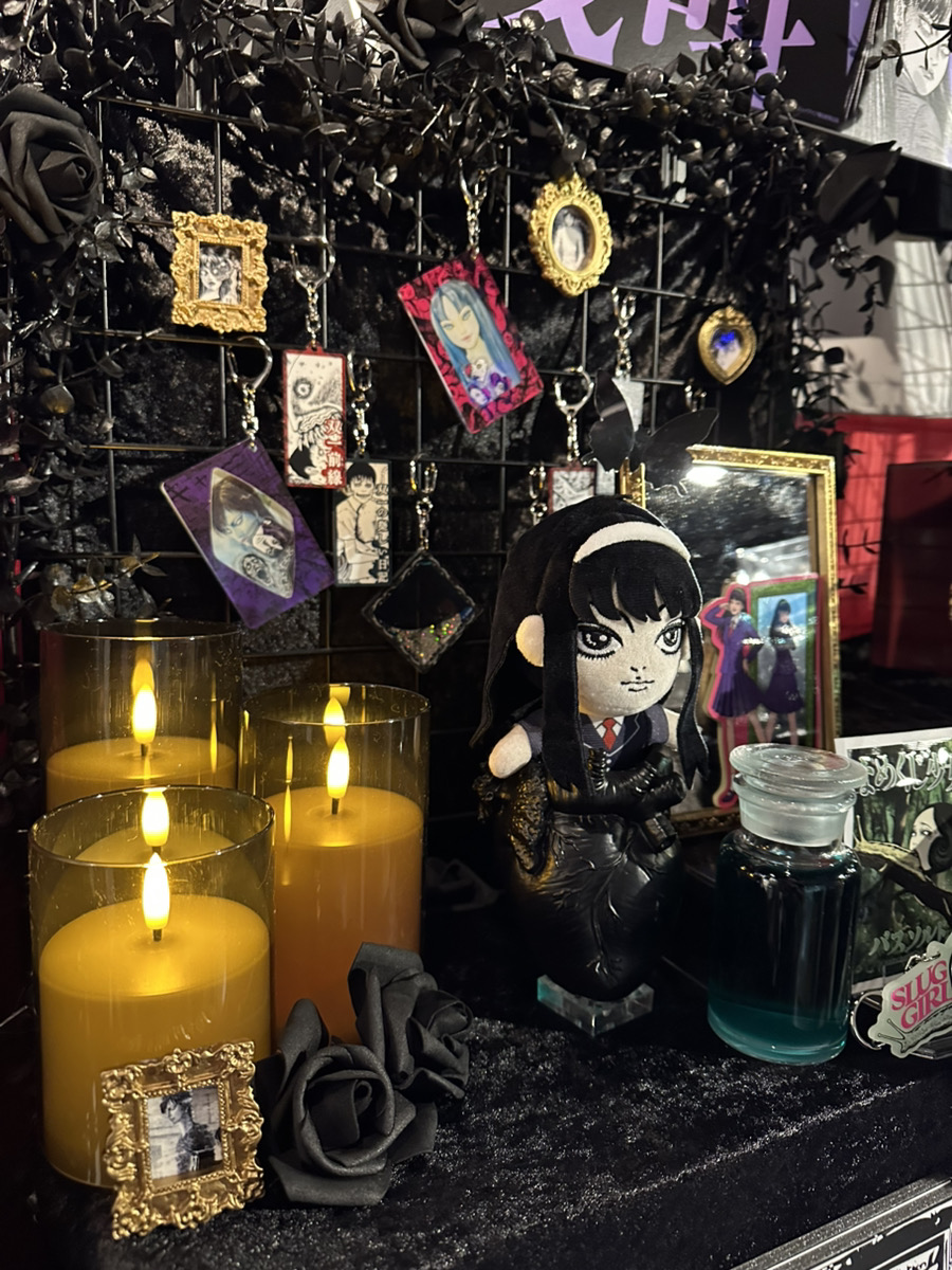 hakaba_gallery's tweet photo. ★イベント情報★今年の夏も、中野ブロードウェイ3階奥で“誰かの叫び”が残響するするする…。『伊藤潤二 POP UP STORE “残叫”』本日より墓場の画廊で狂おしいほどにスタート！ #伊藤潤二 #墓場の画廊 https://t.co/rCKMRIeHoW https://t.co/dBcvzjzFYp
