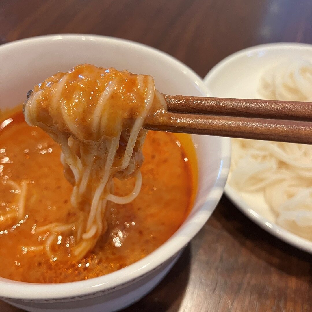 muji_net's tweet photo. 無印良品のスタッフが、夏に買ってよかった商品を、スタッフのコメントと一緒に紹介します。

『冷やして食べる えびとトマトのカレー』
https://t.co/qg3TqBDA70
「そうめんやうどんのつけ汁としてアレンジしてもおいしいです。」

#無印良品スタッフの買って良かった商品 https://t.co/2CrsyLpSNm
