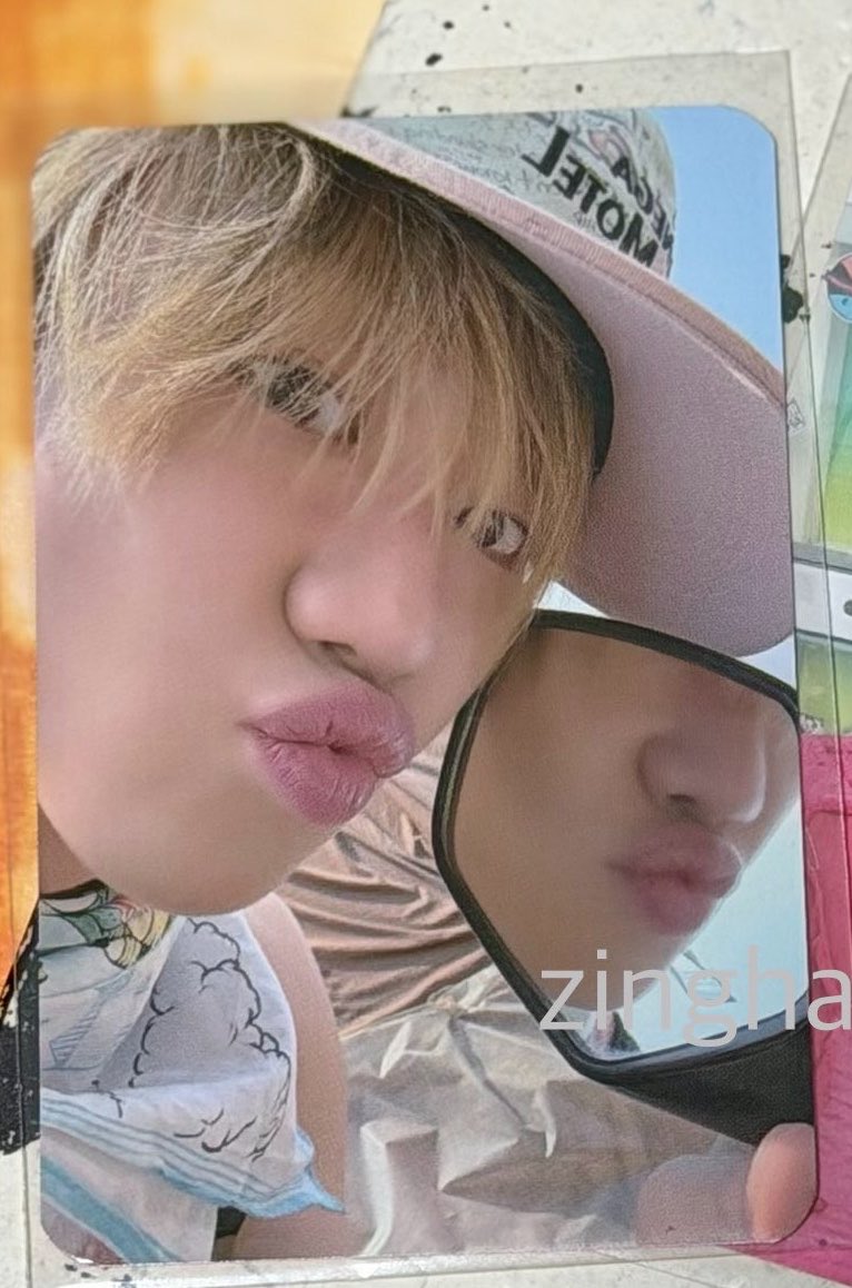 arrowmalec's tweet photo. Hao: do not buy photocards they are just paper
Also Hao: https://t.co/McBvK7vbXy