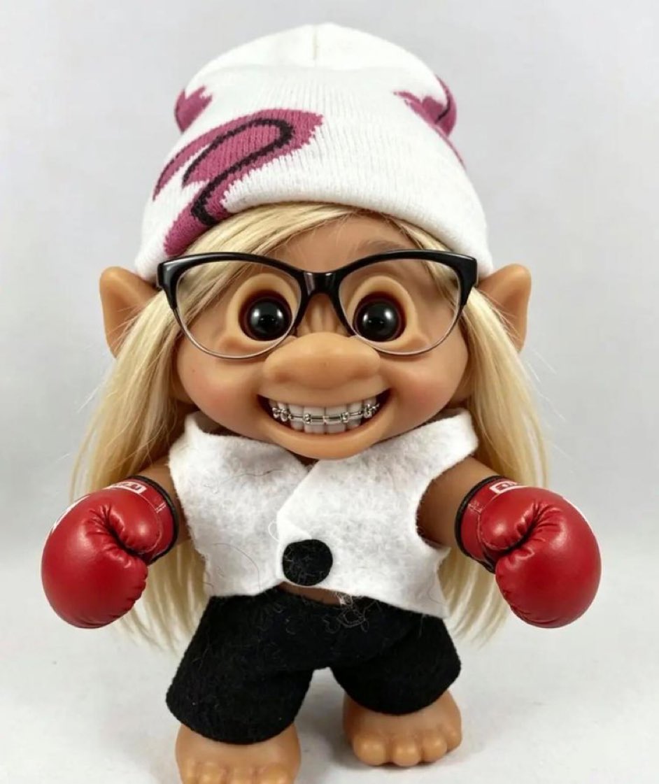 ximsgar's tweet photo. Yo estoy meada, genuinamente quiero una, hagan merch para la velada y saquen esta muñeca plis https://t.co/bhmiAyAjm0