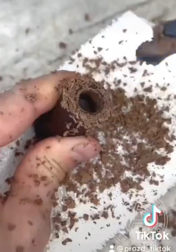 fl0rb0's tweet photo. @EpicPieFac3619 @ovrbrd_nina He drilled a hole through it while holding it in his bare hands https://t.co/8nMAoRWck8