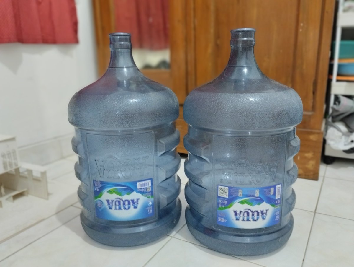 05WOODZ's tweet photo. wts galon aqua kosong 20rb, ada 2, dom jogja https://t.co/GnCOyPpVIk